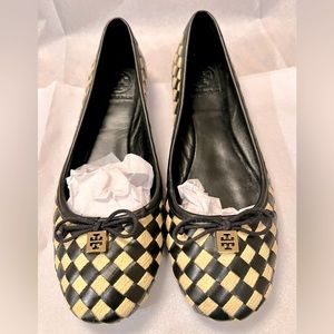 GUC Tory Burch Black Leather Woven Ballerina Flats with Charms Sz 8M
